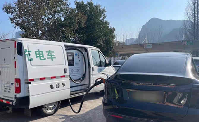 班玛汽车搭电